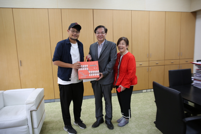 阿福老師（左）、詹景裕校長（中）、EMAA張瑀真主任（右）合照